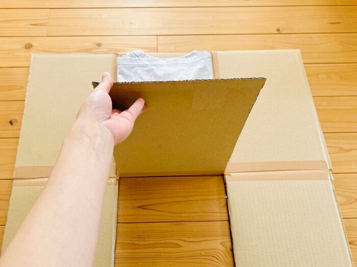 Tシャツが秒でぴしっと畳める『段ボール製たたみ機』が超便利。これは手放せなくなりますよ♪