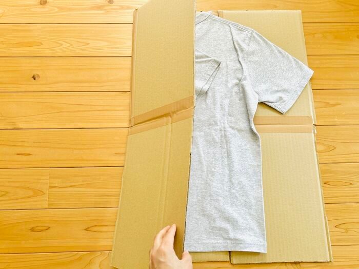 Tシャツが秒でぴしっと畳める『段ボール製たたみ機』が超便利。これは手放せなくなりますよ♪