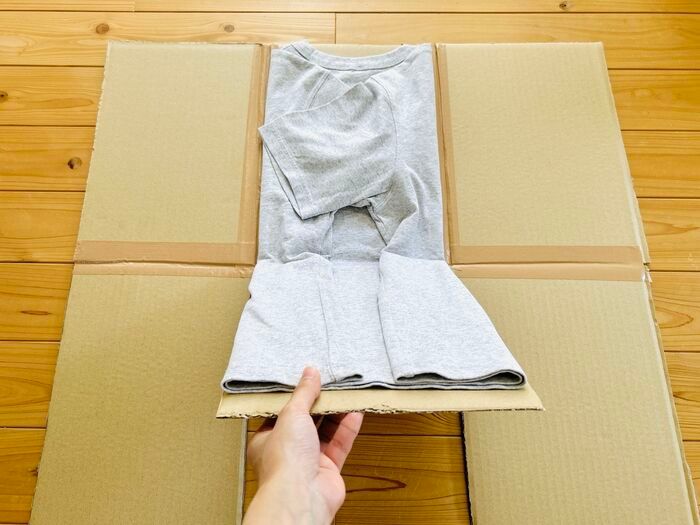 Tシャツが秒でぴしっと畳める『段ボール製たたみ機』が超便利。これは手放せなくなりますよ♪