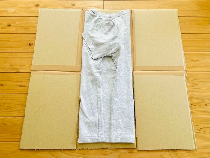 Tシャツが秒でぴしっと畳める『段ボール製たたみ機』が超便利。これは手放せなくなりますよ♪