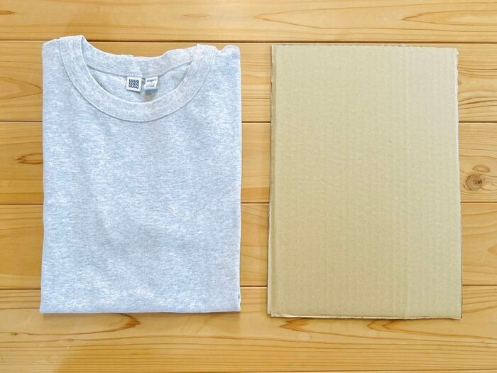 Tシャツが秒でぴしっと畳める『段ボール製たたみ機』が超便利。これは手放せなくなりますよ♪