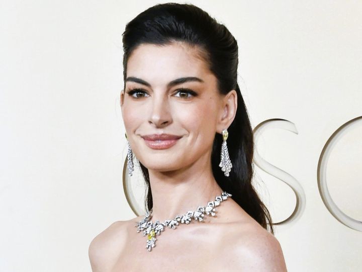  アン・ハサウェイ、『プラダを着た悪魔2』に“細すぎるモデル”を出演させないよう求める （C）AFLO width=