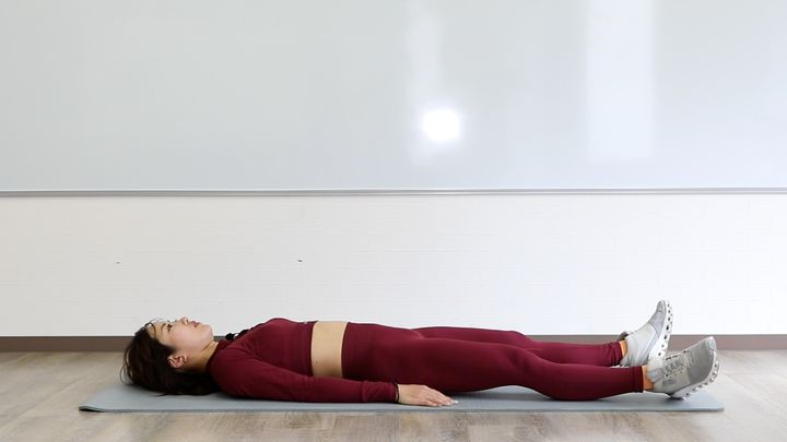 膝伸ばし足上げキープのやり方1 仰向けで寝転がる