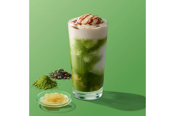 煎茶抹茶 ティー フラペチーノ わらび餅入り／持ち帰りの場合：¥805、店内利用の場合：¥820（税込み）
