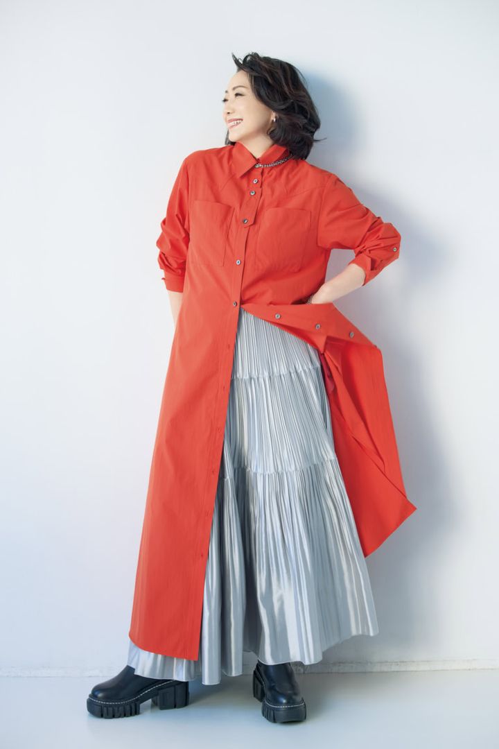 ワンピース¥52,800／アドーア、スカート¥49,500／デパリエ（デパリエ 伊勢丹新宿店）、イヤカフ¥42,600、ネックレス¥158,300／ともにトムウッド（トムウッド 青山店）