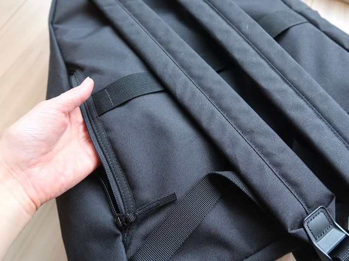 背中側にもポケットがあり、横から手が入れられます