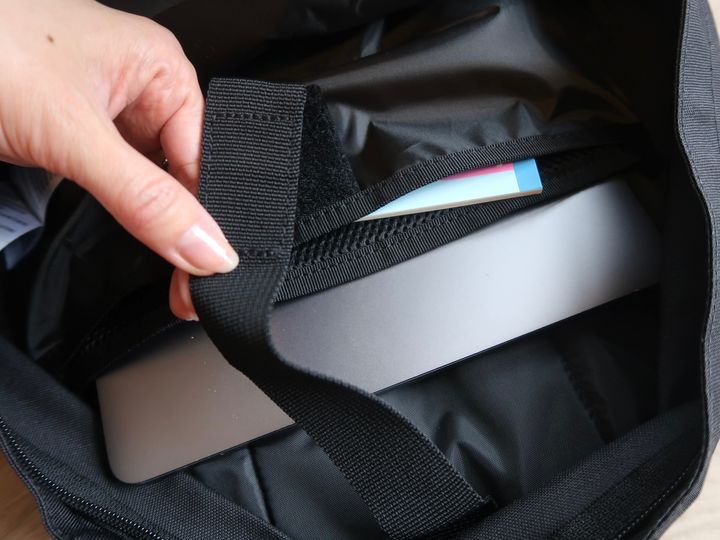 パソコンや曲げたくない書類などもしっかり入り、ベルトで固定できます