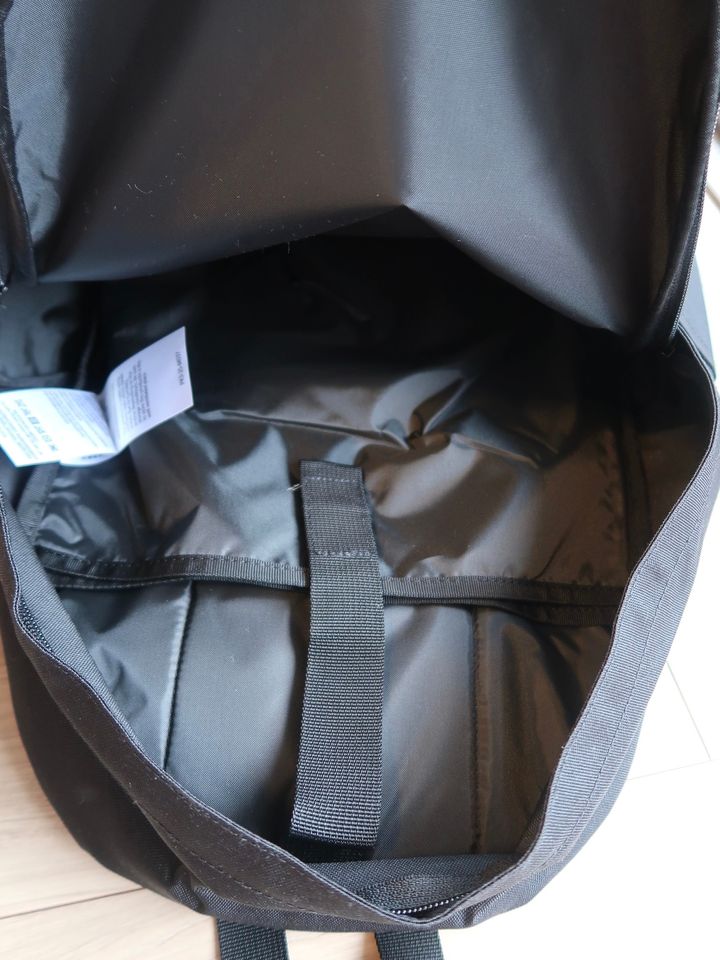 リュックのジップアップを開けた状態