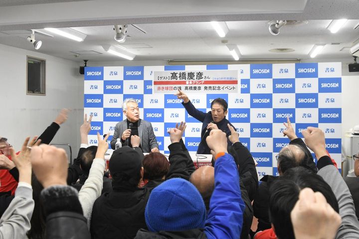 画像: トークイベントでは、豪華サイン入りグッズをかけてのじゃんけん大会も行われた。左は書籍の編集を務めた井村尚嗣氏／筆者撮影