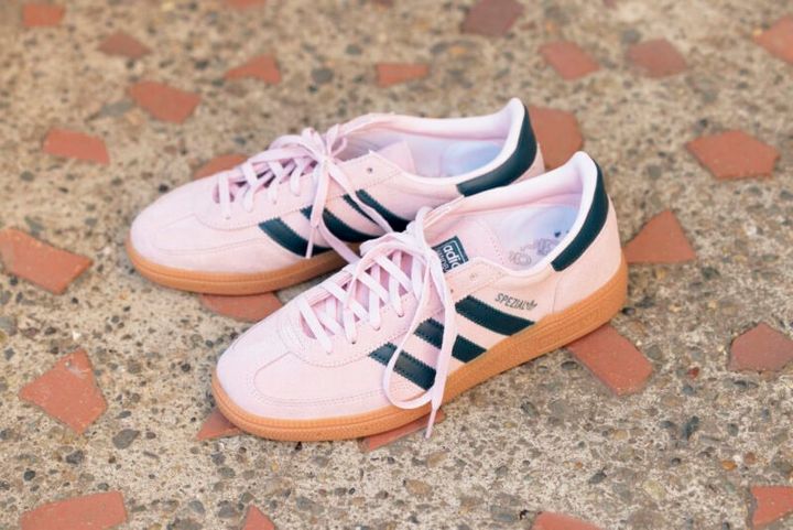 「アディダスのスニーカーは、パステルピンクと深いグリーンの配色にときめきました。意外と合わせやすいです」