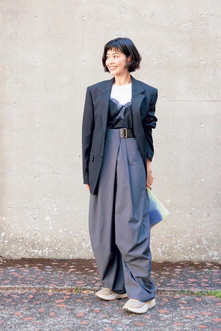 “マスキュリンな着こなしにレースでレディな香りをイン”