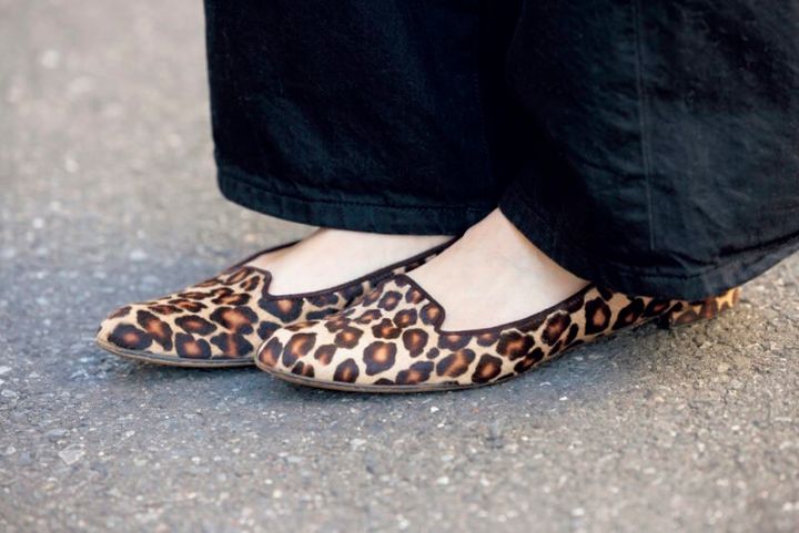 「オールシーズン活躍しているマイ定番のフラットシューズ。パンチの効いたレオパード柄も、ほどよいアクセントに」