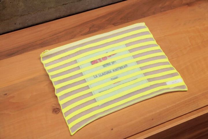 「ビエロ×ザシーの蛍光イエローのシアークラッチは、一目惚れアイテム。春は、オール白の着こなしにも映えそうです」