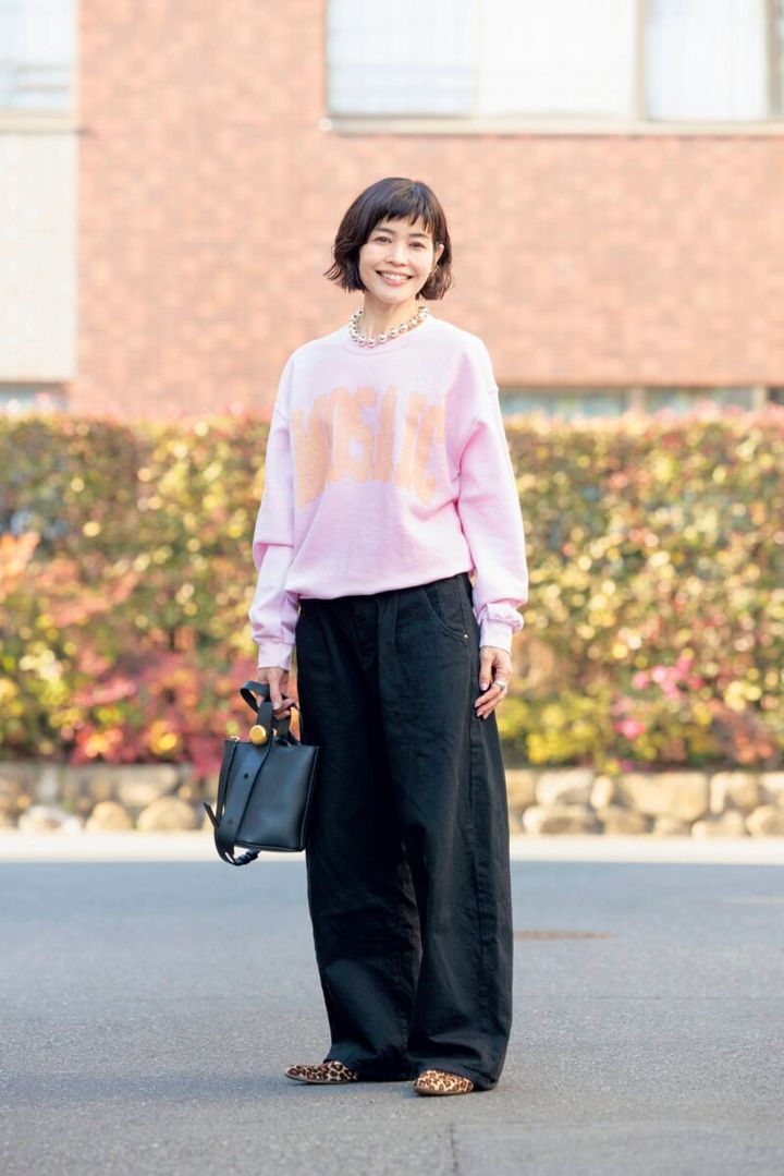 “洒落のきいた春色スエットがカジュアルに遊び心を”