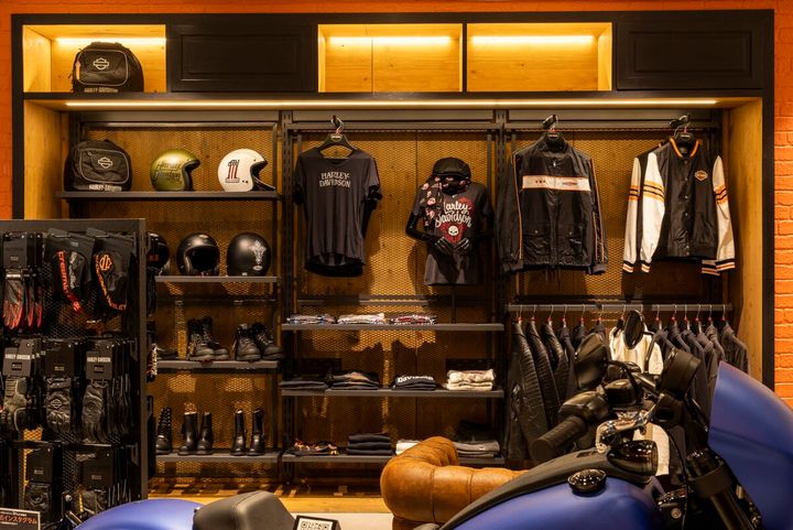 オープンにあたり、ハーレーダビッドソン ジャパン代表の玉木一史氏は、「ハーレーダビッドソンの新たなライフスタイルストアを、多様な価値観と個性が交差する東京・新宿でお披露目できることを嬉しく思う。Tシャツからレザージャケットまで、ハーレーを取り入れた“街着”コーディネートをぜひ楽しんでほしい。自分らしいスタイルを見つけるためのきっかけとなる場所に、この店がなれれば嬉しい」とコメント。