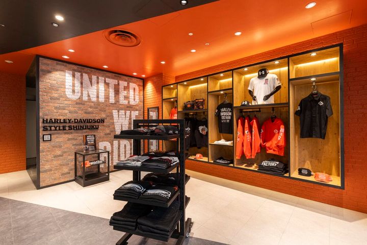 近年は、ライダーかどうかを問わず、ハーレーTシャツなどを日常のコーディネートに取り入れるスタイリングが幅広い世代へと受け入れられている。そうした背景を踏まえ、本店舗はハーレーの価値観を日常に取り入れる入口であると同時に、日本における今後のハーレーダビッドソンのさらなる発展を担う基幹店舗のひとつとして位置づけられている。