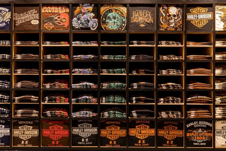 ネオヴィンテージをコンセプトに、ブランドが持つヴィンテージ感を現代的にアレンジしたデザインを採用。ブランドカラーであるオレンジを基調とした店内では、ヘリテージ感のあるブリックタイルのペイントや、什器、アクセントウォールに取り入れたヴィンテージ素材が、現代版アメリカンレトロのエッセンスを感じさせる空間を演出している。