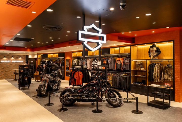 売場面積184.3㎡（55.8坪）の店内には、メンズ・ウィメンズあわせて常時1,000アイテム以上を展開。特にハーレーダビッドソンのアパレル取扱量は国内最大級。