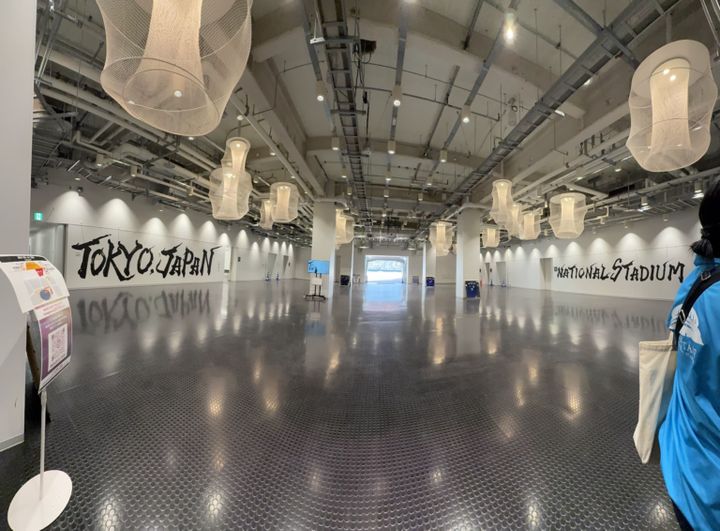 選手はここを通って、トラックへ入ります。左右の文字「TOKYO.JAPAN]「NATIONAL STADIUM」文字は書道家・青柳美扇氏によるもの。