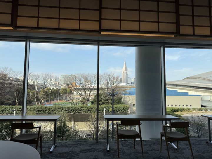 VIPラウンジのカウンター席からは新宿の街並みが。