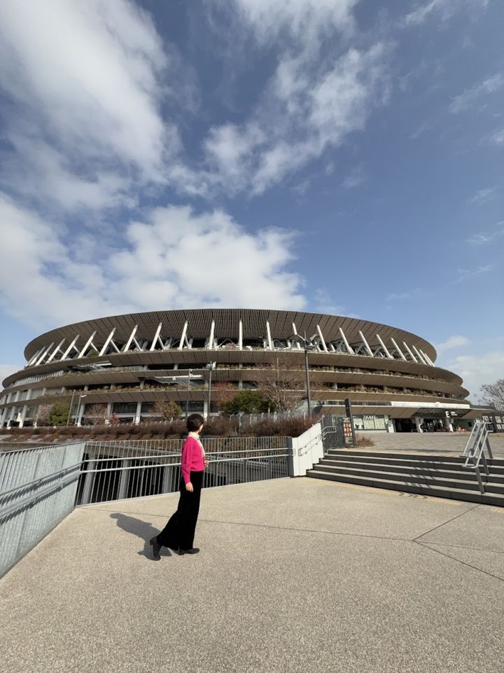 国立競技場 外苑門の前で。