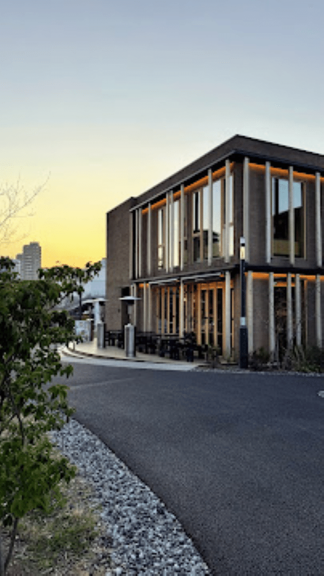 「BLUE SIX COFFEE」の外観。