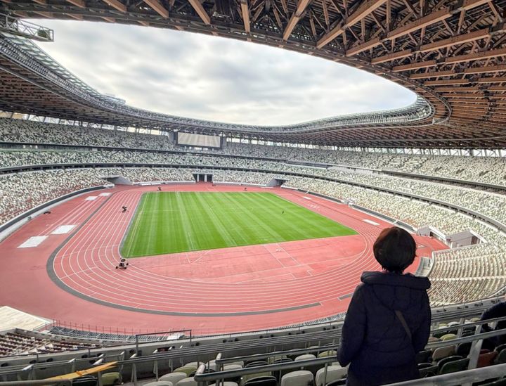 最上階からの眺め。設計は隈研吾氏。写真上部の木組みには、47都道府県の木材が使われているそうです。