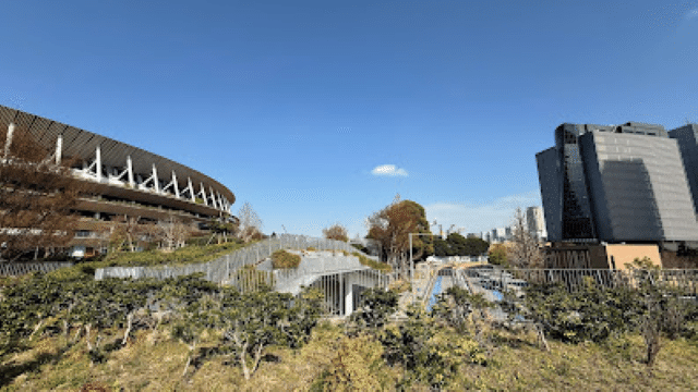 道路を挟み、左手に競技場、右手が明治公園です 。