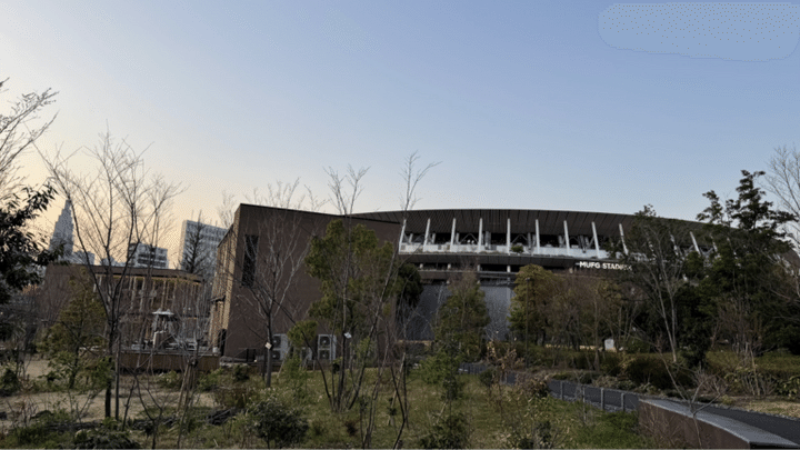 明治公園から見える競技場。