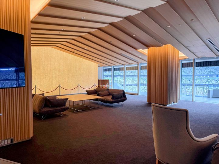 ラウンジのソファスペース。 木の温もりある、すっとした空気感です。壁紙は職人の方が一枚一枚手ですいた越前和紙。天井の木組は船底をイメージ。