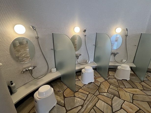 仕切りがあっても十分なスペースのある洗い場