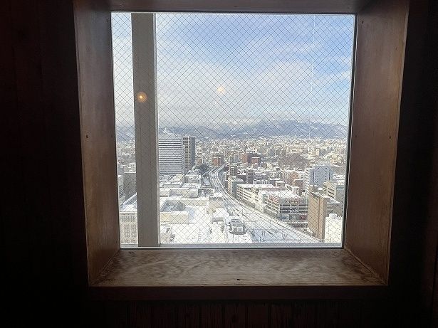 サウナ室内の窓から札幌の街が見える