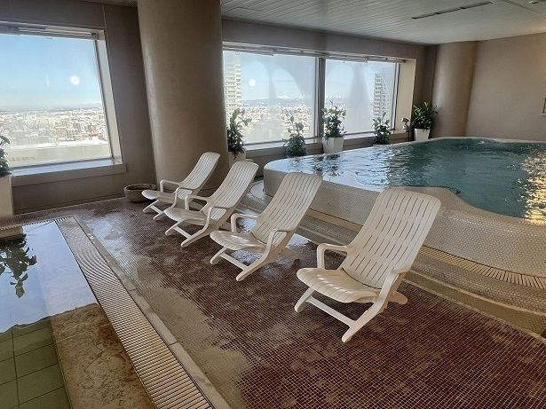 浴室のいたるところにととのい椅子がある