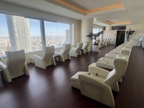 大きな窓に面してリクライニングチェアが並ぶ