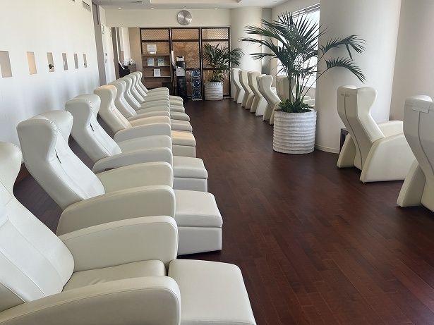 リラクセーションスペースでも館内着でのんびりでき、贅沢なひとときを過ごせる