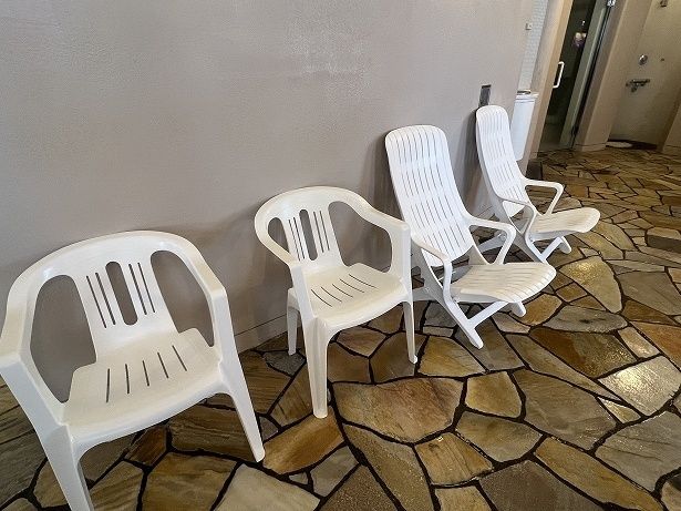 水風呂の近くにととのい椅子が並んでいた