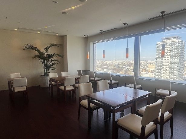 カフェでは食事やスイーツ、ドリンクが楽しめる