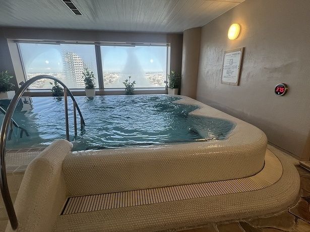 浴槽をぐるっと一周するのがおすすめなのだそう