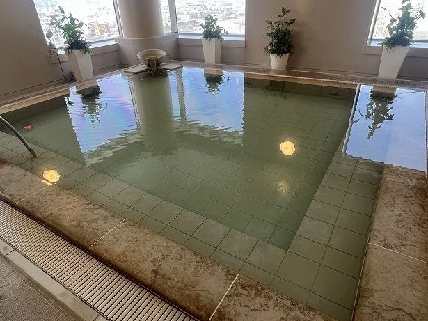 JR札幌駅南口の地下から湧き出した天然温泉