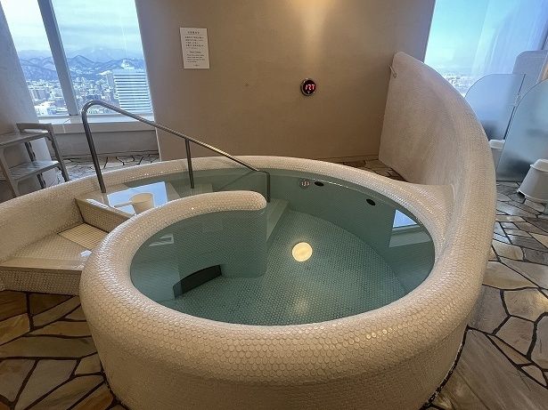 サウナでしっかり温まった後は水風呂でスッキリ