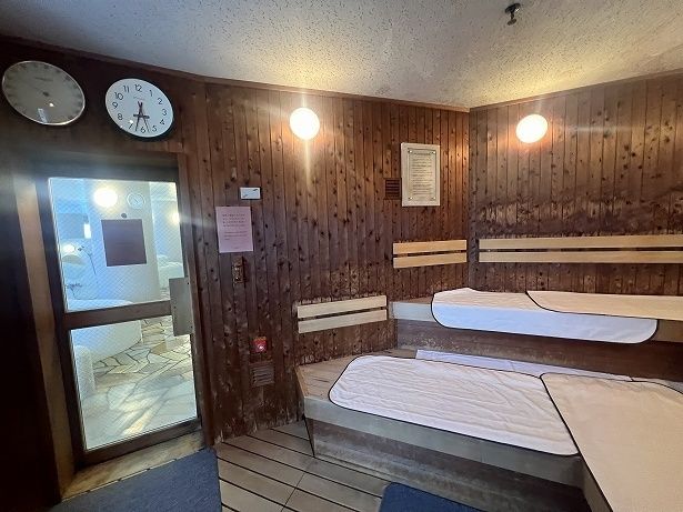 定員15名ほどの広めのサウナ室