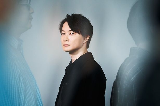 神木のフェイクドキュメンタリー作品への出演は本作が初 撮影/黒羽政士 スタイリング/伊賀大介 ヘアメイク/大野彰(ENISHI) 衣装協力/ジャケット…marka/マーカ￥264,000(in tax) シャツ…marka/マーカ￥26,400(in tax) パンツ…MARKAWAR/マーカウエア ¥44,000(in tax) 靴・ソックス…スタイリスト私物(以上、神木) 【問い合わせ先】PARKING/パーキング