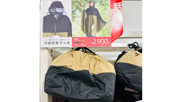 ワークマンの定番人気レインウエア・高撥水レインポンチョ（2,900円）の巾着ポーチ