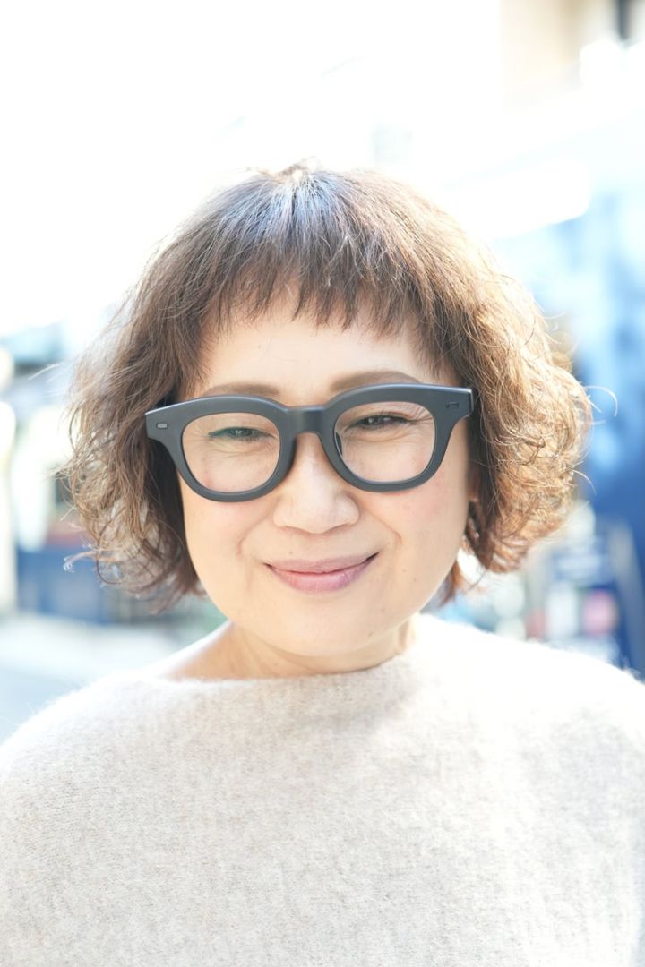 「メガネは視力的に必須アイテム。『JINS』で購入したこのメガネはフォルムがはっきりしているデザインで、視線を上げてくれバランスのとれたスタイルへと後押ししてくれます」