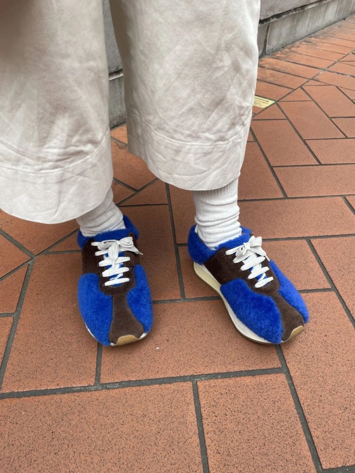 「『マルニ』のスニーカーの色と素材がコーデのポイントに。ボリューム感と遊び心があるデザインでお気に入りです」