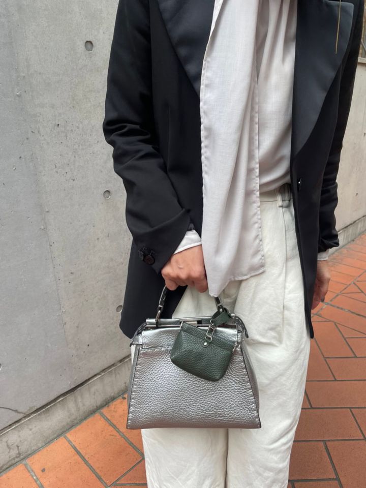 「バッグは『フェンディ』。モノトーンコーデにもなじむ、お気に入りの革小物を付けてさりげなくカラーアイテムもたのしみます」