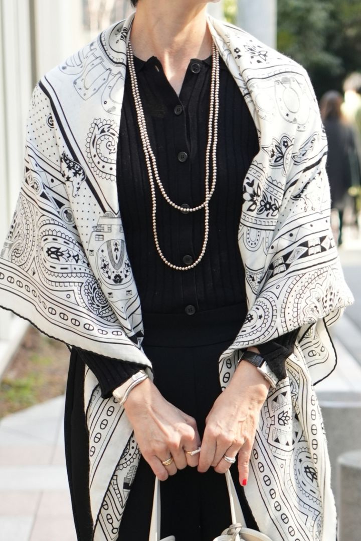 「シルバーボールのロングネックレスは、ゴージャスになりすぎずこなれ感が盛れるアイテム。縦長シルエットをさらに際立てることができます」