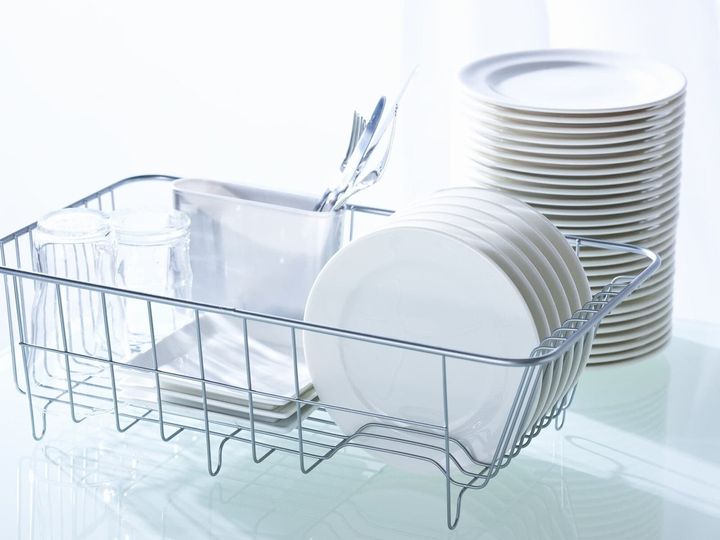 洗ったあとの食器を乾燥させるには、いくつかの方法があります。布巾、キッチンペーパー、自然乾燥、キッチンワイプ。その中には、やってはいけない「NG」もあります。今回は4通りの食器拭きのメリット・デメリットについてご紹介します。