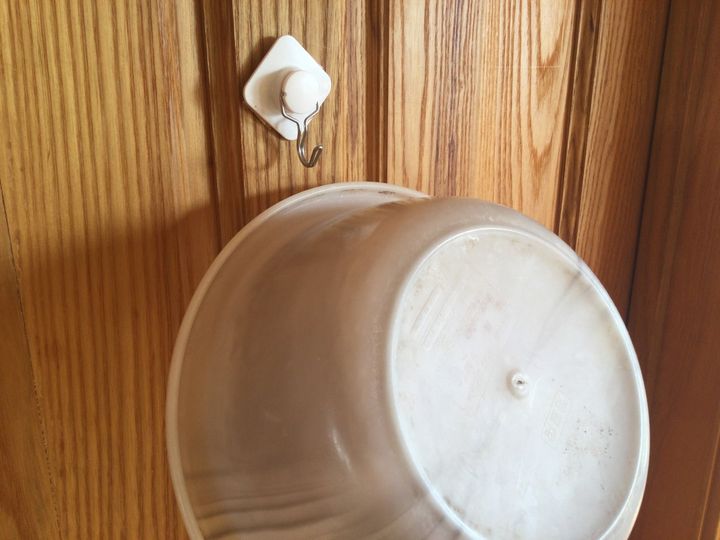 フックに洗面器をかける