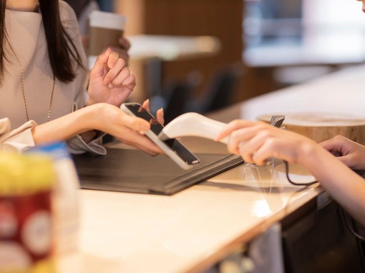 仲よくしていたママ友が、夫の失業を機に変わってしまった。「もうぜいたくはできない」といきすぎた節約をしだしたのだ。必死なママ友を見るのがせつなく、会う機会も減っていたある日、彼女のうわさを聞いて……。※サムネイル画像：PIXTA